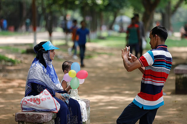 মোবাইলে ছবি তোলার ধুম।
