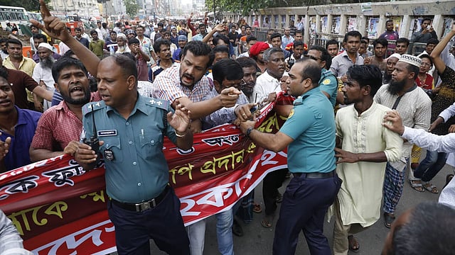 মিছিল নিয়ে প্রধানমন্ত্রীর কার্যালয়ে যাওয়ার সময় কদম ফোয়ারার সামনে পুলিশের বাধার মুখে পড়ে হকার্স ইউনিয়নের নেতা–কর্মীরা। ছবি: আশরাফুল আলম