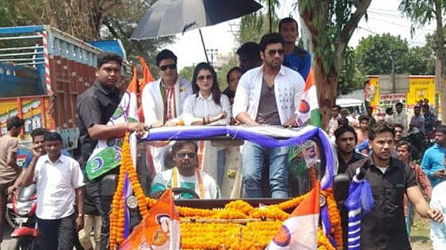 পশ্চিমবঙ্গে উত্তর দিনাজপুর জেলার রায়গঞ্জ আসনে তৃণমূল প্রার্থীর নির্বাচনী প্রচারে ফেরদৌস