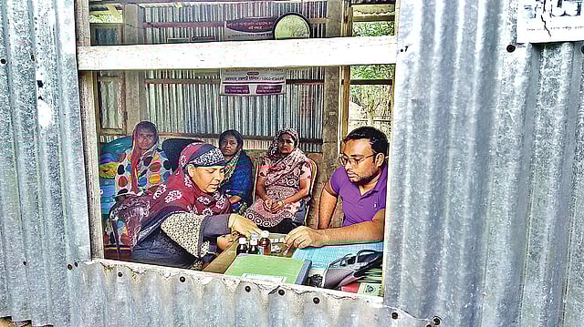 শ্রীপুরের কাফিলাতলি কমিউনিটি ক্লিনিকের কার্যক্রম। ১১ এপ্রিল সকালে তোলা।  ছবি: প্রথম আলো