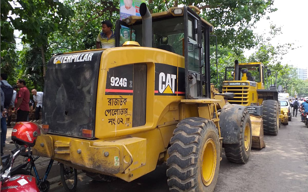 বিজিএমইএ ভবন ভাঙতে প্রাথমিক কার্যক্রম শুরু করেছে রাজউক। ছবি: দীপু মালাকার