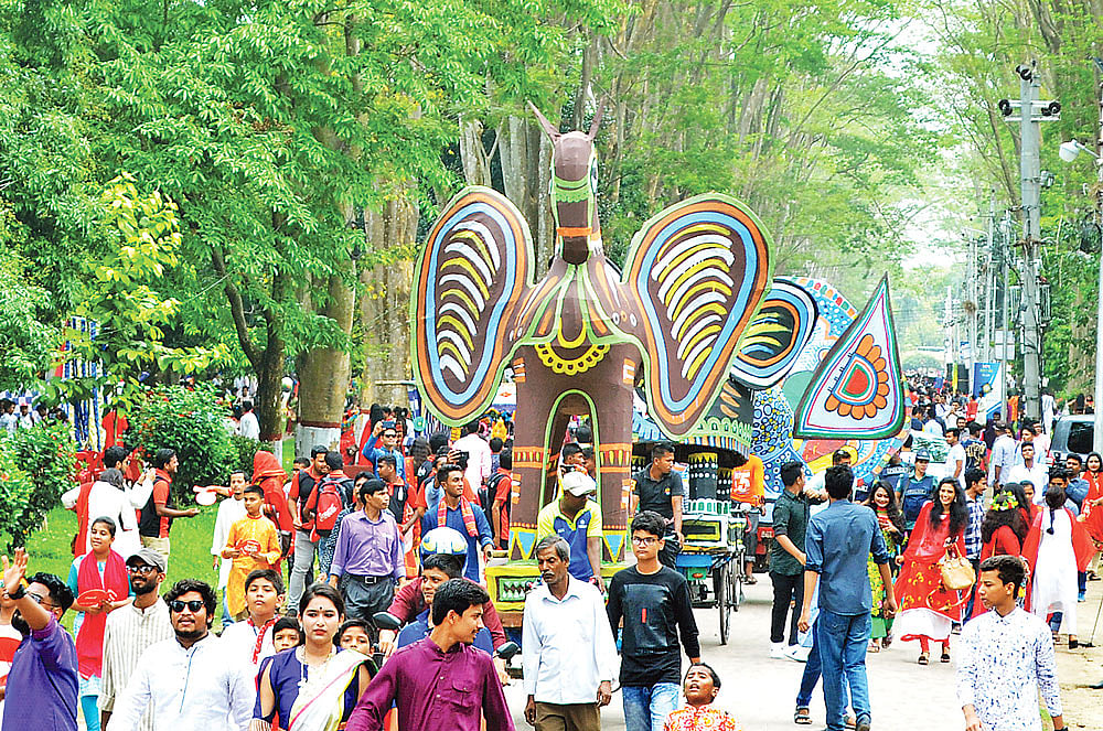 বর্ষবরণ উপলক্ষে নগরে মঙ্গল শোভাযাত্রা করে রাজশাহী বিশ্ববিদ্যালয় চারুকলা অনুষদ। রাজশাহী বিশ্ববিদ্যালয় ক্যাম্পাসে গত রোববার। ছবি: প্রথম আলো