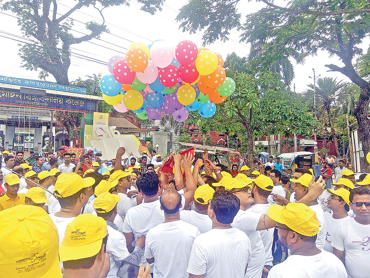 পুনর্মিলনী হয় গত শুক্রবার। অনুষ্ঠানটি উদ্বোধন করার একটি মুহূর্ত।  প্রথম আলো