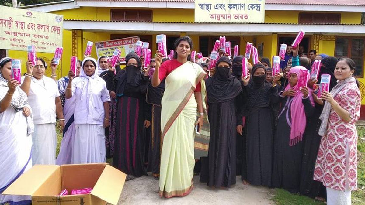 নারীদের স্যানিটারি ন্যাপকিন ব্যবহারে উৎসাহদানের একটি অনুষ্ঠানে হাইলকান্দির জেলা শাসক কীর্তি জালি। ছবি: সংগৃহীত