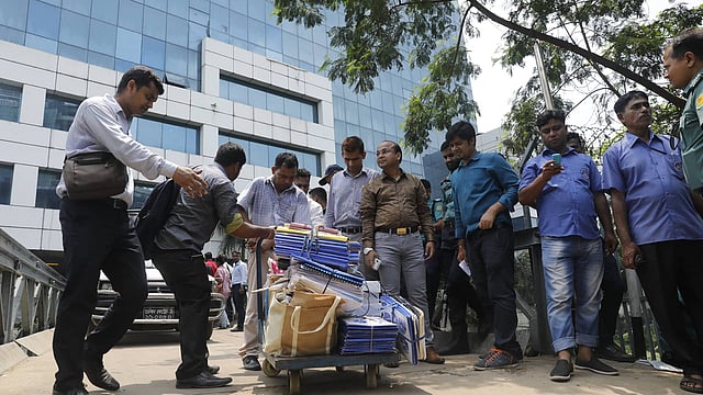 বিজিএমইএ ভবনের মালামাল সরিয়ে নিচ্ছে কর্তৃপক্ষ। ছবি: দীপু মালাকার
