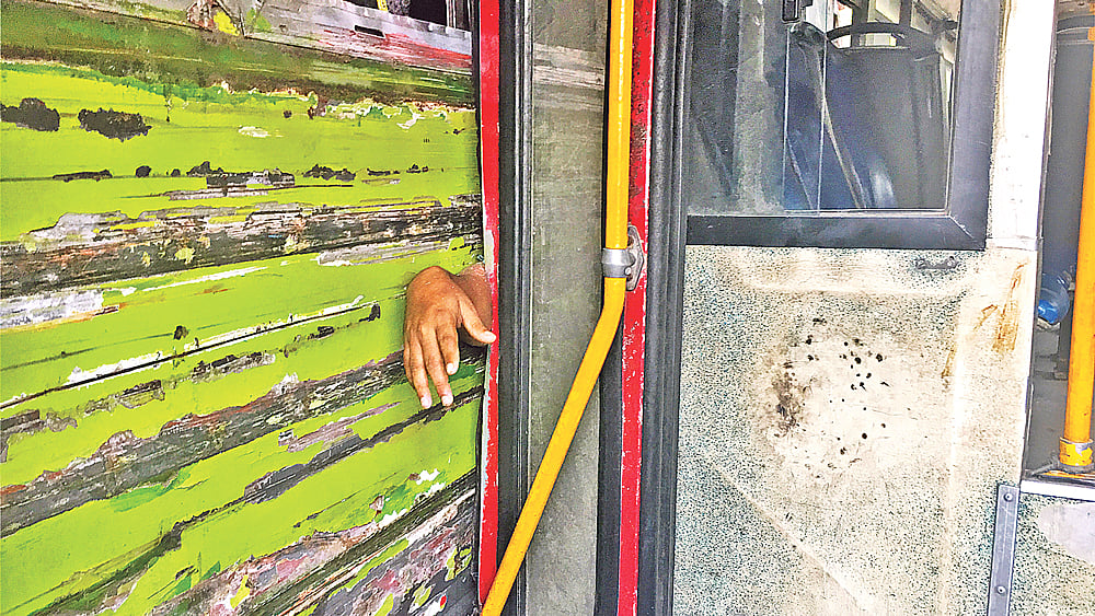 দুই বাসের ফাঁকে আটকে পড়া কলেজছাত্র রাজীবের সেই ছিন্ন হাত। গত বছরের ৩ এপ্রিল রাজধানীর কারওয়ান বাজারের সার্ক ফোয়ারার মোড়ে। ফাইল ছবি