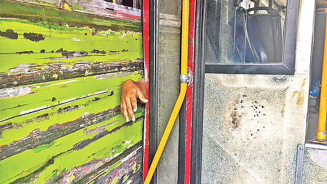 দুই বাসের ফাঁকে আটকে পড়া কলেজছাত্র রাজীবের সেই ছিন্ন হাত। গত বছরের ৩ এপ্রিল রাজধানীর কারওয়ান বাজারের সার্ক ফোয়ারার মোড়ে।  ফাইল ছবি