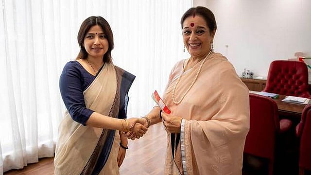 সমাজবাদী পার্টিতে যোগ দিলেন পুনম সিনহা (ডানে)। ছবি: টুইটার থেকে নেওয়া