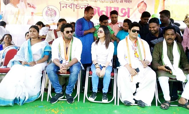 পশ্চিমবঙ্গে উত্তর দিনাজপুর জেলার রায়গঞ্জ আসনে তৃণমূল প্রার্থীর নির্বাচনী প্রচারে ফেরদৌস