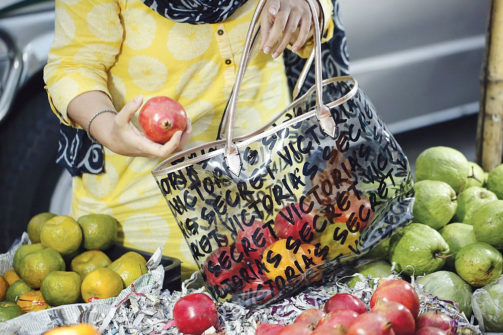 বাজারের ব্যাগটিও হতে পারে নজরকাড়া। ছবি: নকশা