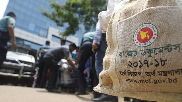 বিজিএমইএ ভবনের মালামাল সরিয়ে নিচ্ছে কর্তৃপক্ষ। ছবি: দীপু মালাকার