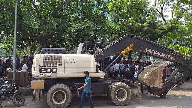 আইনশৃঙ্খলা রক্ষাকারী বাহিনীর সদস্যদের নিয়ে বিজিএমই ভবনে এসেছে রাজউক। ছবি: দীপু মালাকার
