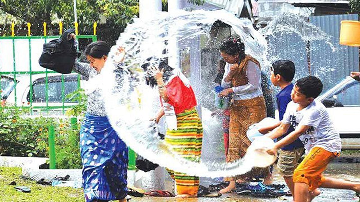 অরুণাচল প্রদেশে চলছে সাংকিন, পানির ছিটানোর উৎসব। ছবি: ইনসাইডইনের সৌজন্যে
