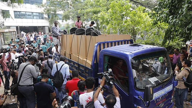 বিজিএমইএ ভবনের মালামাল সরিয়ে নিচ্ছে কর্তৃপক্ষ। ছবি: দীপু মালাকার