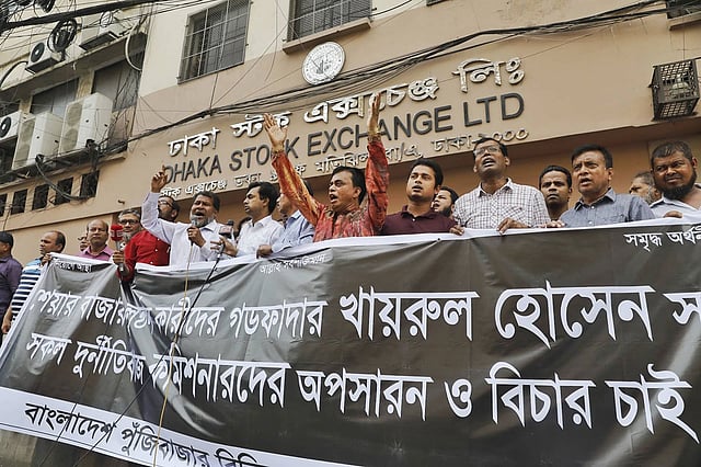 বিএসইসির চেয়ারম্যান খায়রুল হোসেনসহ কমিশনারদের অপসারণের দাবিতে ডিএসই ভবনের সামনে বিক্ষোভ করে বাংলাদেশ পুঁজিবাজার বিনিয়োগকারী ঐক্য পরিষদ। মতিঝিল, ঢাকা, ১৭ এপ্রিল। ছবি: দীপু মালাকার