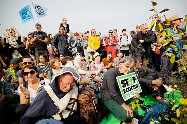 জলবায়ু পরিবর্তনের প্রভাব থেকে পৃথিবীকে রক্ষার দাবিতে আন্দোলনে নেমেছেন তাঁরা। লন্ডন, যুক্তরাজ্য, ১৭ এপ্রিল। ছবি: এএফপি