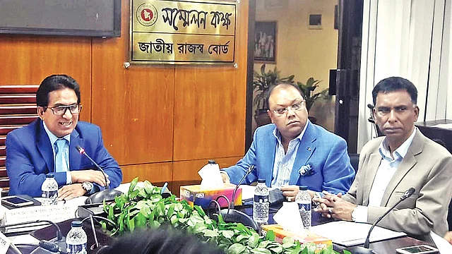 প্রাক্‌–বাজেট আলোচনায় এনবিআর চেয়ারম্যান মোশাররফ হোসেন ভূঁইয়া, রিহ্যাব সভাপতি আলমগীর শামসুল আলামিন ও সহসভাপতি লিয়াকত আলী ভূঁইয়া। গতকাল রাজধানীর সেগুনবাগিচায় এনবিআর কার্যালয়ে।  ছবি: রিহ্যাবের সৌজন্যে