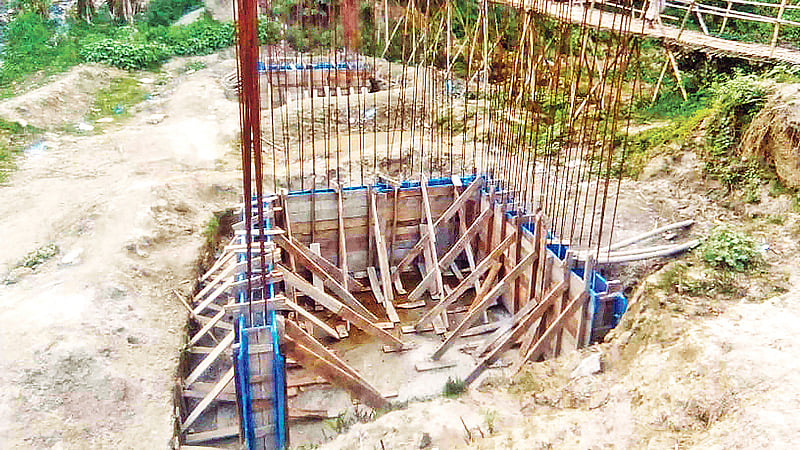 বড়াইগ্রামের ভরতপুরে সেতুর নির্মাণকাজ চার বছরেও শেষ হয়নি। গত সোমবার। প্রথম আলো