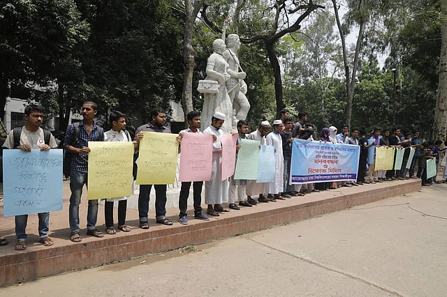 প্রশ্নফাঁস ও ভর্তি জালিয়াতির প্রতিবাদে ঢাকা বিশ্ববিদ্যালয়ের সাধারণ শিক্ষার্থীদের ব্যানারে আয়োজিত মানববন্ধন। অপরাজেয় বাংলা, ১৭ এপ্রিল। ছবি: দীপু মালাকার
