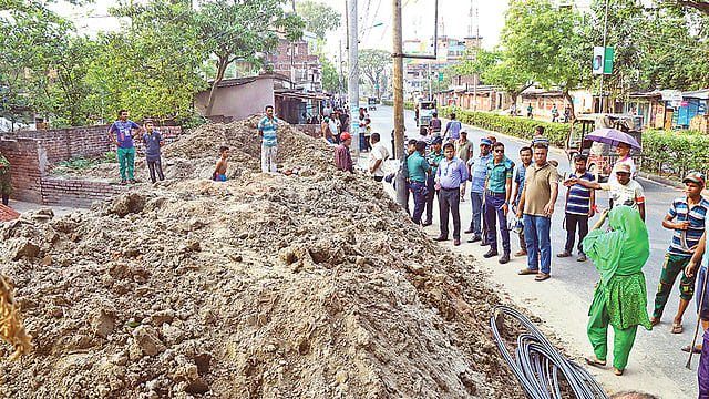 রাজশাহী নগরে অবৈধ স্থাপনা ও ফুটপাত দখলমুক্ত করতে চলা অভিযানে গতকাল দেবিসিংপাড়া এলাকায়।  ছবি: প্রথম আলো