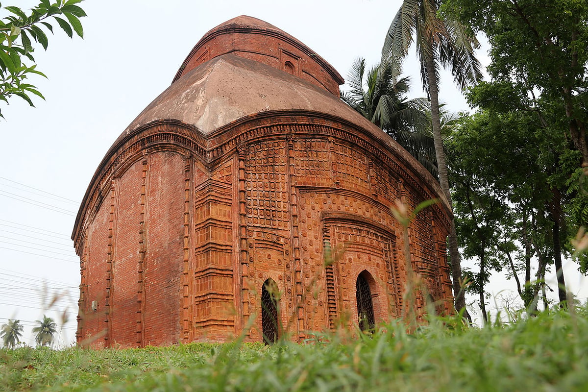চাঁচড়ার শিবমন্দিরটি প্রাচীন বাংলার কুঁড়েঘরের আদলে চারচালা রীতিতে নির্মিত একটি ‘আটচালা’ ধরনের মন্দির।