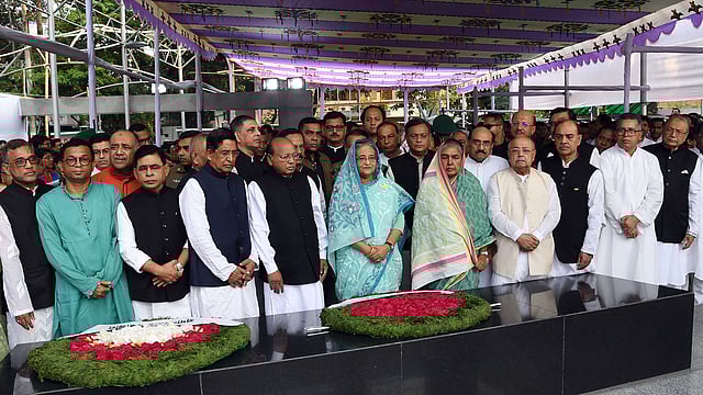 ঐতিহাসিক মুজিবনগর দিবস উপলক্ষে আওয়ামী লীগের সভাপতি হিসেবেও শেখ হাসিনা দলের নেতাদের নিয়ে বঙ্গবন্ধুর প্রতিকৃতিতে পুষ্পস্তবক অর্পণ করেন। বঙ্গবন্ধু স্মৃতি জাদুঘর, ধানমন্ডি, ঢাকা, ১৭ এপ্রিল। ছবি: পিআইডি