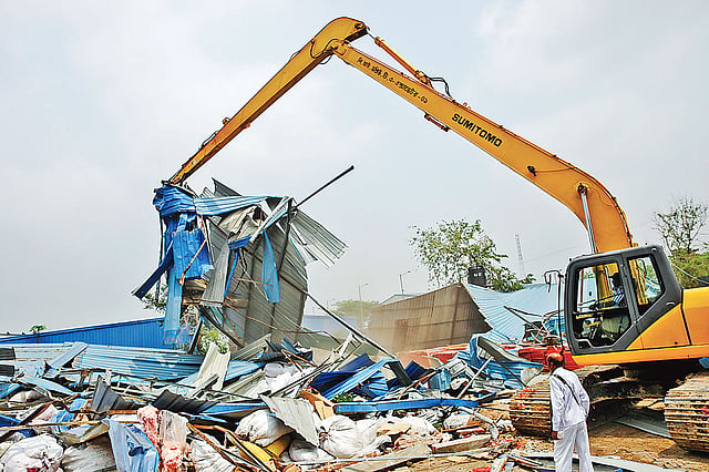 আশুলিয়ায় তুরাগ নদের পাড়ে ধউর সেতুর পূর্ব দিকে একটি প্রতিষ্ঠানে গতকাল সকালে উচ্ছেদ অভিযান চালায় বিআইডব্লিউটিএ।  ছবি: প্রথম আলো