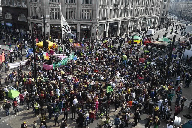 পরিবেশবাদীদের আন্দোলনে বন্ধ হয়ে গেছে যান চলাচল। লন্ডন, যুক্তরাজ্য, ১৭ এপ্রিল। ছবি: এএফপি