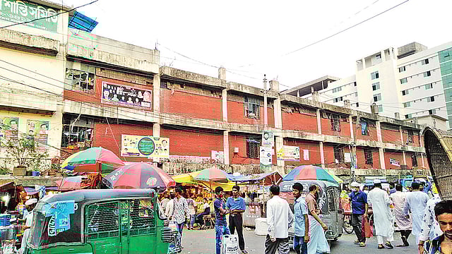 ডিএনসিসির পরিত্যক্ত ঘোষিত মার্কেটের মধ্যে কারওয়ান বাজারের এই মার্কেটটিও আছে।