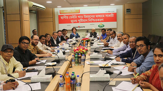 ‘স্থানীয় ডেইরি খাত উন্নয়নের মাধ্যমে সাশ্রয়ী মূল্যে পুষ্টিমান নিশ্চিতকরণ’ শীর্ষক গোলটেবিল বৈঠকে আলোচকেরা। আরলা ফুডস বাংলাদেশ লিমিটেডের সহযোগিতায় এই বৈঠকের আয়োজন করে প্রথম আলো। কারওয়ান বাজার, ঢাকা, ১৭ এপ্রিল। ছবি: হাসান রাজা
