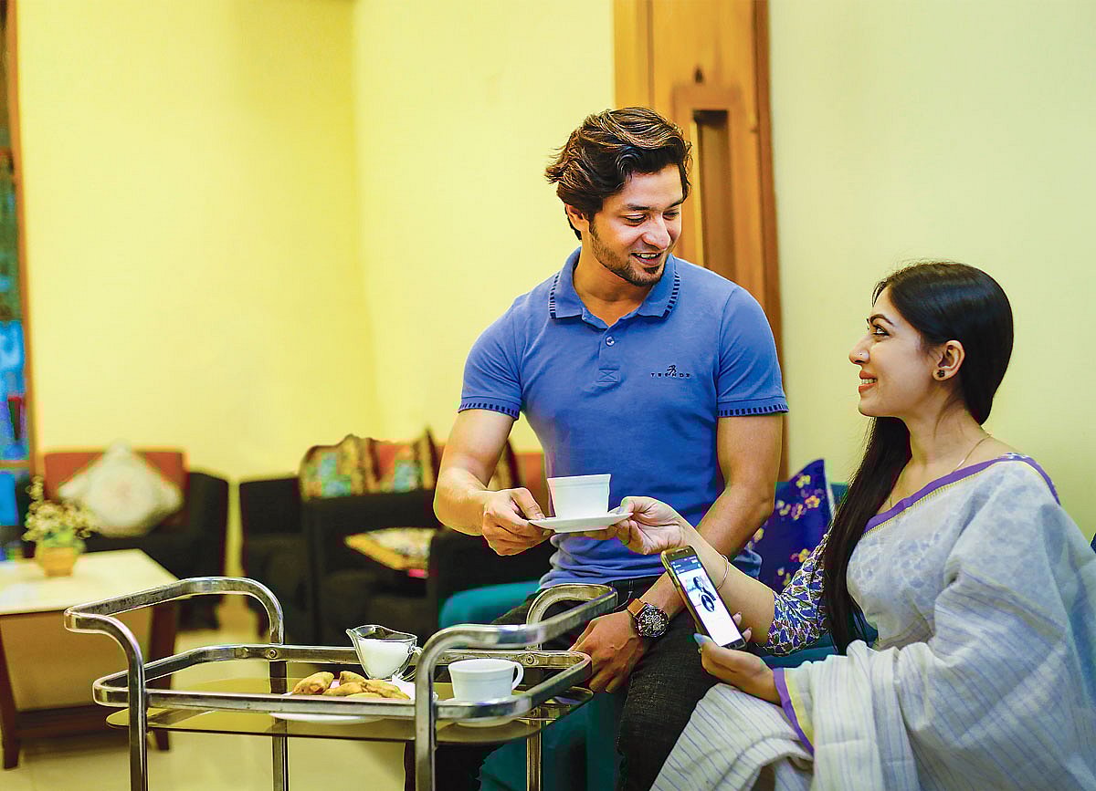 স্বামী–স্ত্রীর সুন্দর বোঝাপড়া ঠিক থাকলে দাম্পত্যও হয় সুখের। মডেল: রিয়াদ ও লাবণ্য, ছবি: সুমন ইউসুফ