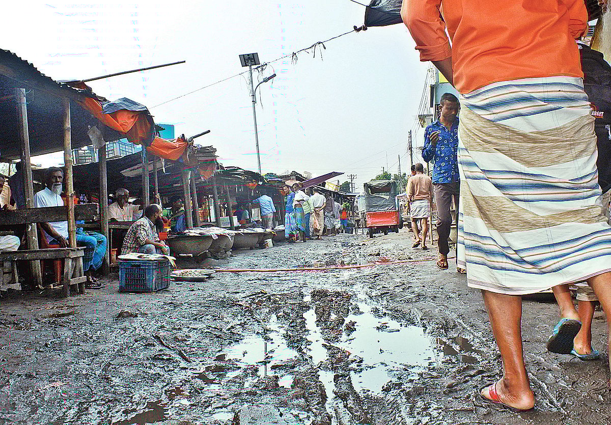 ময়মনসিংহ সিটি করপোরেশনের নবগঠিত বিভিন্ন ওয়ার্ডের সড়কগুলো কর্দমাক্ত হয়ে আছে। সম্প্রতি ময়মনসিংহের শম্ভুগঞ্জ মেছুয়া বাজারে।  ছবি: প্রথম আলো