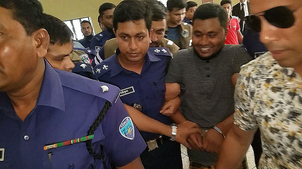 সোনাগাজীর মাদ্রাসাছাত্রী নুসরাত হত্যা মামলার এজাহারভুক্ত আসামি আবদুল কাদেরকে জবানবন্দি দেওয়ার জন্য ফেনীর বিচারিক হাকিম আদালতে হাজির করা হয়। ফেনী, ১৮ এপ্রিল। ছবি: প্রথম আলো