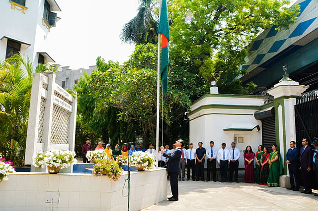 কলকাতায় বাংলাদেশের উপহাইকমিশনে জাতীয় পতাকা তুলেছেন উপহাইকমিশনার তৌফিক হাসান। ছবি: ভাস্কর মুখার্জি