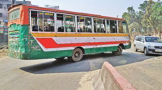 সড়কে বিভাজকের ফাঁকা জায়গা দিয়ে ইউটার্ন নিচ্ছে বাস। টঙ্গী ফায়ার সার্ভিস এলাকায়।  প্রথম আলো