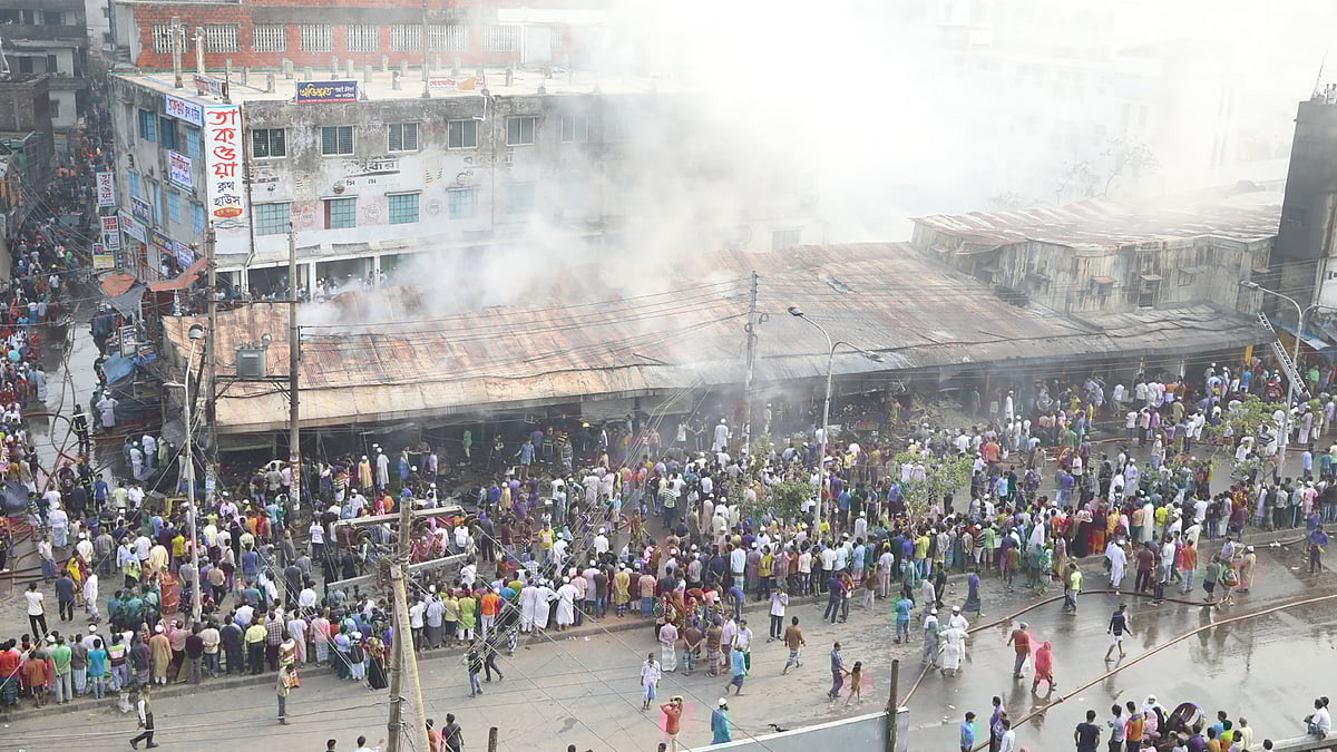 প্রধান সড়কের পাশেই বাজারটি অবস্থিত।