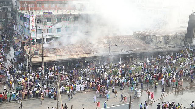 প্রধান সড়কের পাশেই বাজারটি অবস্থিত।