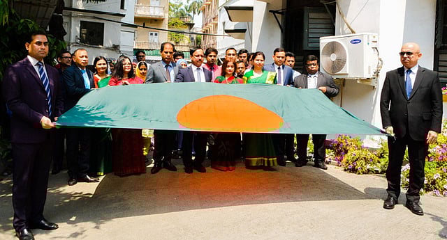 কলকাতায় বাংলাদেশ উপহাইকমিশনের কর্মকর্তারা বাংলাদেশের জাতীয় পতাকা নিয়ে দূতাবাসের চারদিক প্রদক্ষিণ করেন।
