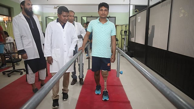 সাভারে সিআরপিতে রাসেল সরকারের কৃত্রিম পা লাগানো হয়। ছবি: তানভীর আহম্মেদ