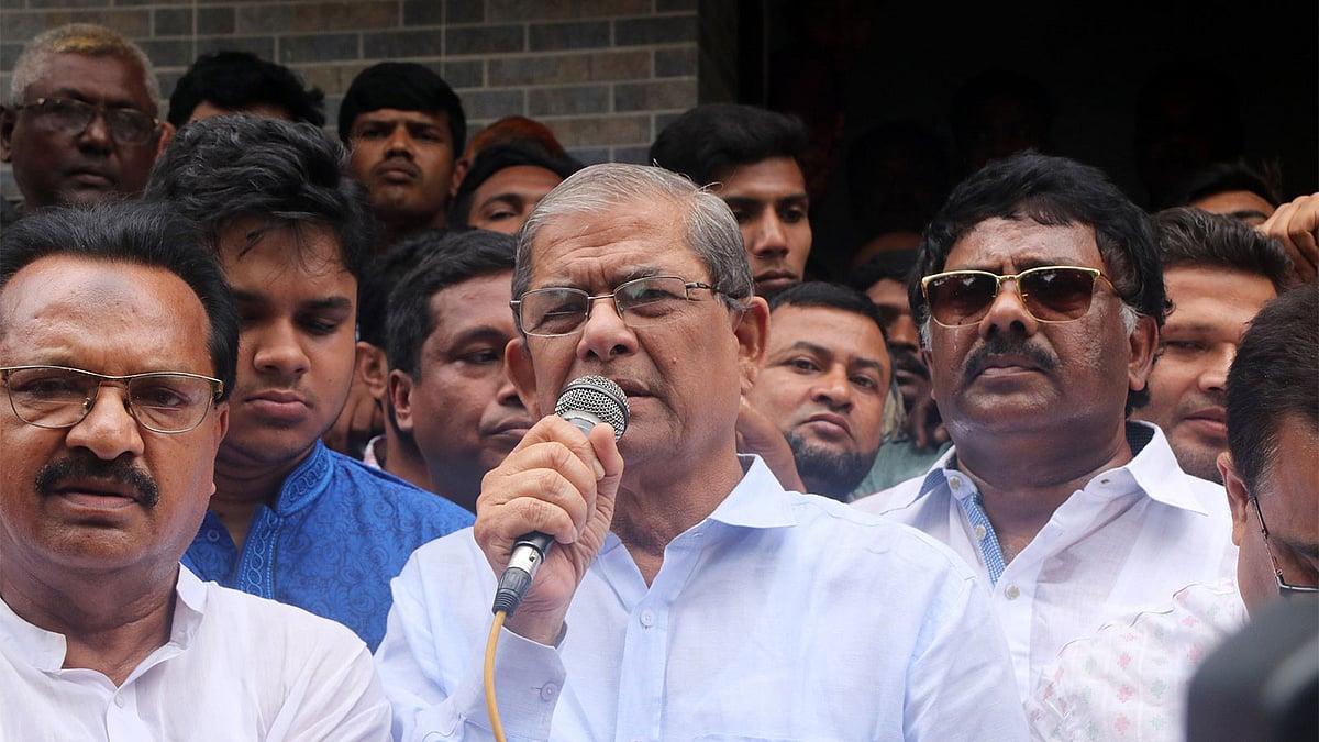 কথা বলছেন বিএনপির মহাসচিব মির্জা ফখরুল ইসলাম আলমগীর। ধরমপুর, বগুড়া, ১৮ এপ্রিল। ছবি: সোয়েল রানা