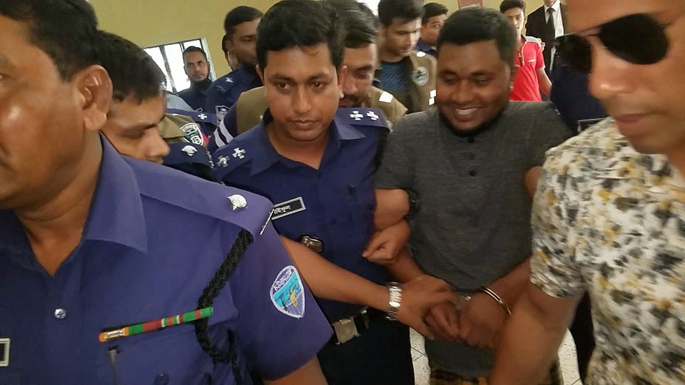 সোনাগাজীর মাদ্রাসাছাত্রী নুসরাত হত্যা মামলার এজাহারভুক্ত আসামি হাফেজ আবদুল কাদেরকে ১৬৪ ধারায় জবানবন্দি প্রদানের জন্য আজ বেলা ১টা ৩০ মিনিটে ফেনীর বিচারিক হাকিম আদালতে হাজির করা হয়েছে। ছবি: প্রথম আলো।