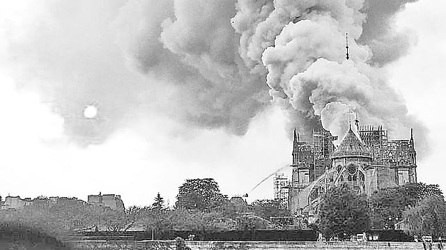 আগুনে পুড়তে থাকা নটর ডেম গির্জা