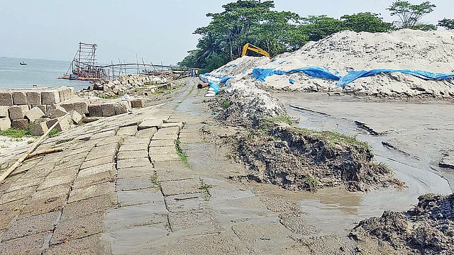 বাঁধের পাশে এভাবে মজুত করে রাখা হয়েছে বালু। চাঁদপুর সদরের রামদাসদী এলাকায়।  প্রথম আলো