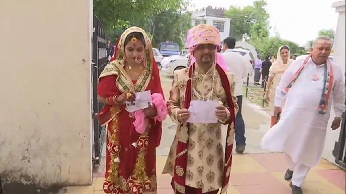 বিয়ের আনুষ্ঠানিকতা সেরেই ভোটকেন্দ্রে চলে যান এই নবদম্পতি। উদমপুর ভোটকেন্দ্র, কাশ্মীর, ভারত, ১৮ এপ্রিল। ছবি: টুইটার