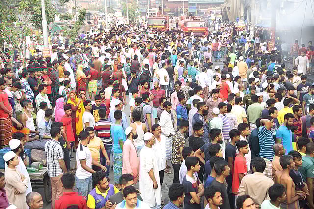 উৎসুক জনতার কারণে আগুন নেভাতে বেগ পেতে হয়।