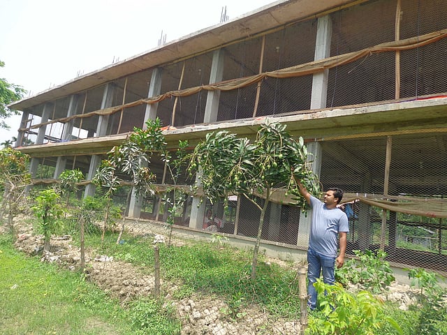 নিজের খামারে আনিচ মোর্শেদ। ছবি: ইকবাল হোসেন