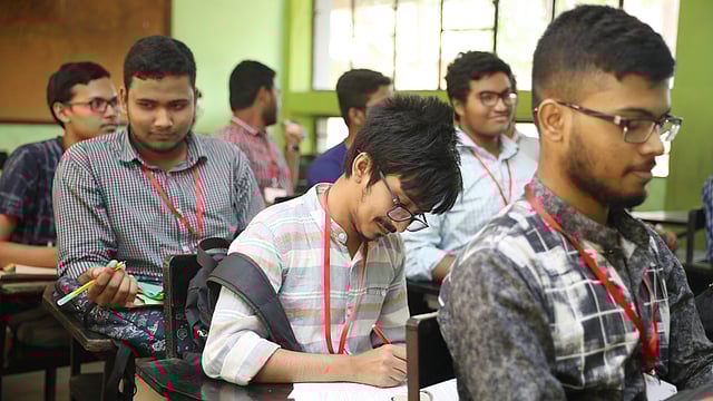 হাতেকলমে পরীক্ষায় শিক্ষার্থীরা।