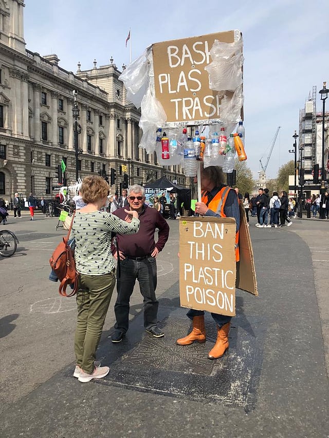 ওয়েস্টমিনস্টারে ব্রিটিশ পার্লামেন্টের সামনে প্লাস্টিক বন্ধের দাবি নিয়ে এক প্রকৃতিপ্রেমী। ছবি: তবারুকুল ইসলাম