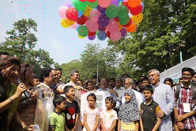 বেলুন উড়িয়ে উৎসবের শুভ সূচনা।