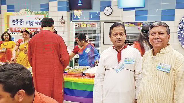 দুপুরে উদীচীর আয়োজনে ছিল বাঙালি খাবার দিয়ে মধ্যাহ্ন ভোজ